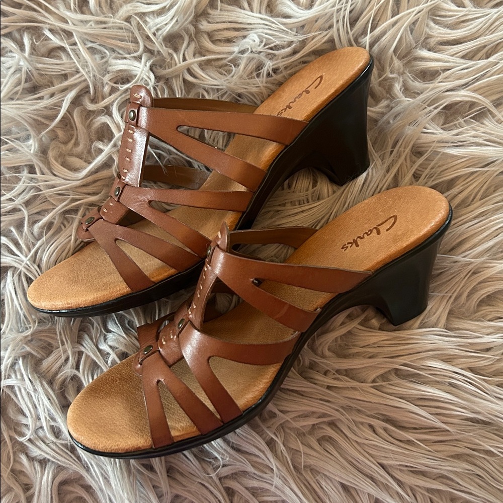 Clarks Strappy Slides - Picture 3 of 6